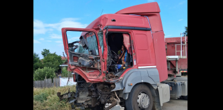 Accident feroviar la Tutova: Autotren lovit de tren la trecerea la nivel cu calea ferată