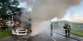 TIR cuprins de flăcări, de la un scurtciircuit, pe strada Ceramicii, din Vaslui. Pompierii au salvat 30 de tone de cereale