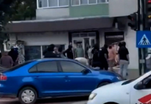 Flagrant în plină stradă la Vaslui: Presupus traficant de droguri, imobilizat de mascaţi