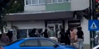 Flagrant în plină stradă la Vaslui: Presupus traficant de droguri, imobilizat de mascaţi