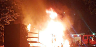 Opt autoturisme au fost avariate de explozia unei autoutilitare într-o parcare din Vaslui