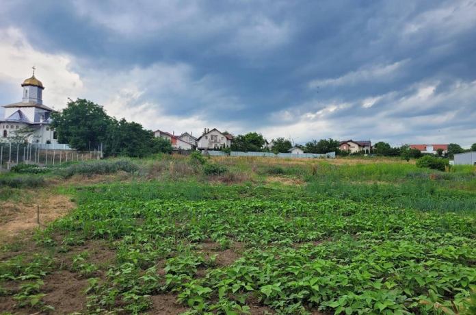 Teren biserica credinta religie vreme meteo senin cer vara agricol rural sat pamant