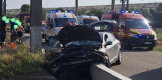 Accident grav la Rădăești: doi pasageri în comă profundă după impactul cu un cap de pod