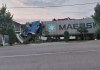 Un TIR s-a oprit într-un gard la Berezeni, după ce șoferul ar fi adormit la volan