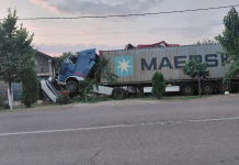 Un TIR s-a oprit într-un gard la Berezeni, după ce șoferul ar fi adormit la volan