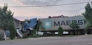 Un TIR s-a oprit într-un gard la Berezeni, după ce șoferul ar fi adormit la volan