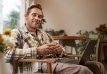 Adulții din comunitățile mici aleg socializarea digitală interactivă în fața izolării