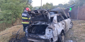 Un autoturism s-a făcut scrum la Ivănești