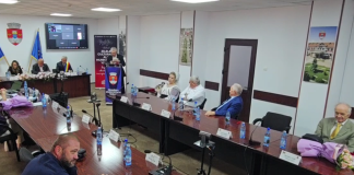 Cinci personalități s-au alătura celor 37 de cetățeni de onoare ai municipiului Vaslui: profesorii Liviu Neculai Gugleș, Constantin Grosu și Constantin Olaru, compozitorul și dirijorul Dumitru Jijie și interpreta Mioara Velicu