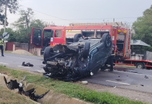 Grav accident la Băcăoani: Un șofer a adormit la volan, a lovit un cap de pod și s-a răsturnat pe șosea