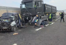Două decese, după ce un autoturism s-a izbit frontal de un camion, pe centura Bârladului