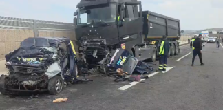 Două decese, după ce un autoturism s-a izbit frontal de un camion, pe centura Bârladului