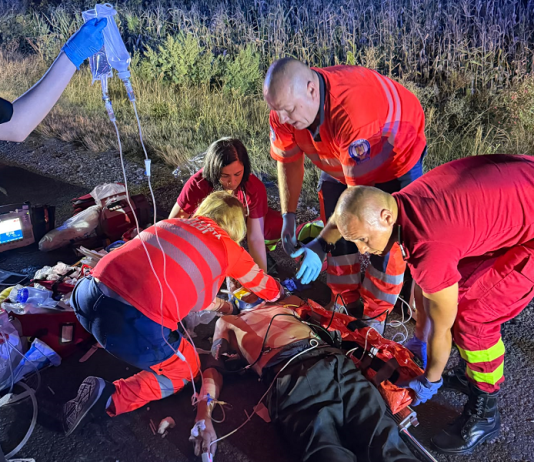Pieton în stare gravă, după ce a fost lovit de o maşină şi proiectat la distanţă. Un echipaj de la Ambulanţă, care trecea prin zonă, a stabilizat victima