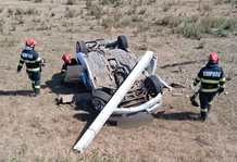Un autoturism cu o mamă și doi copii la bord a intrat într-un stâlp electric și s-a răsturnat, la Bogdănești
