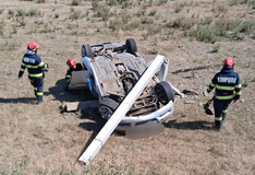 Un autoturism cu o mamă și doi copii la bord a intrat într-un stâlp electric și s-a răsturnat, la Bogdănești