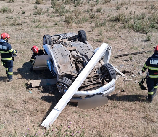 Un autoturism cu o mamă și doi copii la bord a intrat într-un stâlp electric și s-a răsturnat, la Bogdănești